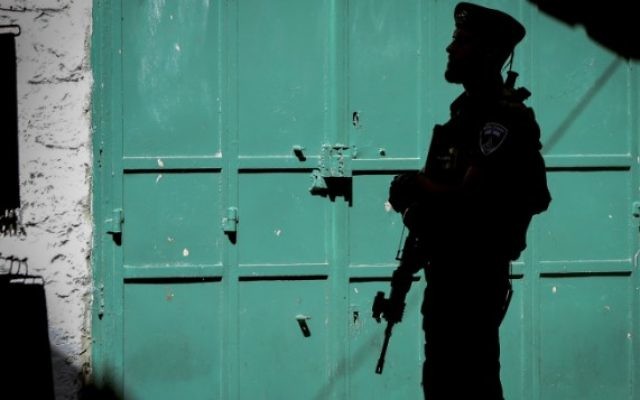 Un agent de la police des frontières sur la Via Dolorosa dans le quartier musulman de la Vieille Ville de Jérusalem le 8 octobre 2015 (Crédit photo: Yossi Zamir / Flash90)