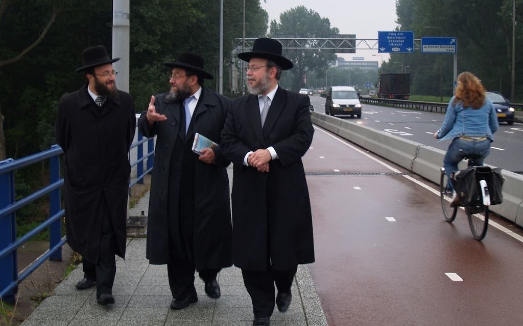 Des rabbins néerlandais dans la banlieue de Buitenveldert, le site d'un futur centre de migrants à Amsterdam (Crédit : David Serphos / JTA)