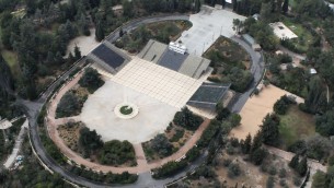 Une vue du ciel de la tombe de Théodore Herzl (Crédit : Nati Shohat / flash 90)