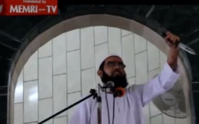 Un religieux de Gaza appelle les Palestiniens à mener davantage d'attaques au couteau contre les Juifs, dans un sermon présenté le vendredi 9 Octobre 2015 dans une traduction mis à disposition par le MEMRI (Crédit : Capture d'écran / MEMRI)