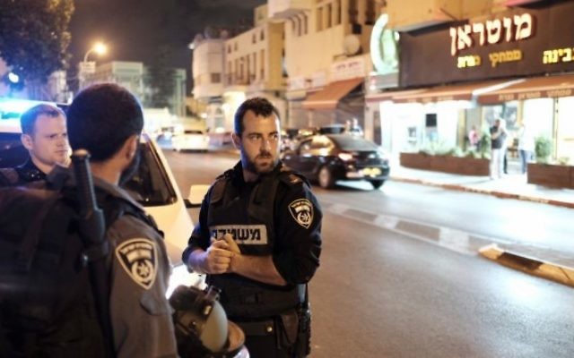 Des policiers dans les rues de Jaffa, le 6 octobre 2015, après de violentes émeutes  (Crédit photo: Tomer Neuberg / Flash90)