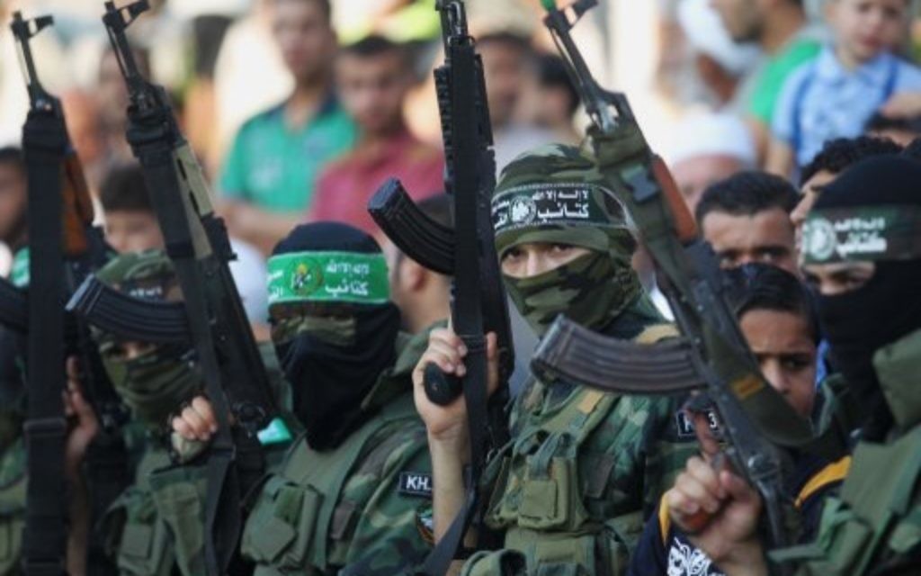 De jeunes Palestiniens dans un 'camp d'été' du Hamas, le 5 août 2015, à Khan Yunis, dans le sud de la bande de Gaza (Crédit : Said Khatib / AFP)