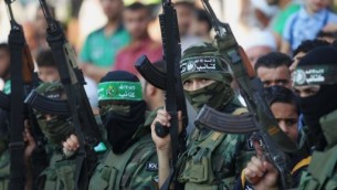 De jeunes Palestiniens dans un 'camp d'été' du Hamas, le 5 août 2015, à Khan Yunis, dans le sud de la bande de Gaza (Crédit : Said Khatib / AFP)