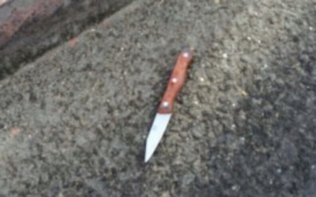 Un couteau caché dans la manche d'un Palestinien arrêté dans le quartier de Nof Zion, à Jérusalem Est, le 23 octobre 2015. (Crédit : police israélienne)
