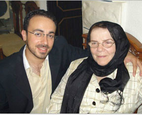 Mark Halawa et sa grand-mère Rowaida, née Mizrahi, lors d'un événement familial en Jordanie. (Crédit : autorisation)