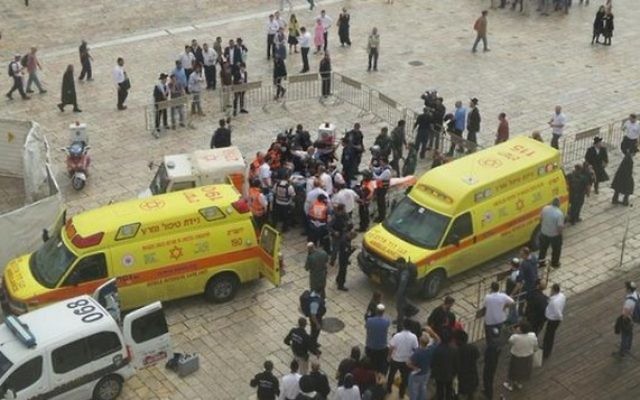 Les ambulanciers et secouristes du Magen David Adom sur les lieux d'une attaque au couteau à Jérusalem le 7 octobre 2015 (Crédit : Magen David Adom)