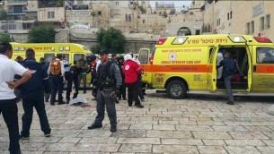 Les ambulances de Magen David Adom et des policiers sur les lieux d'un attentat terroriste dans la Vieille Ville de Jérusalem, le mercredi 7 octobre 2015. (Crédit : Autorisation Magen David Adom)