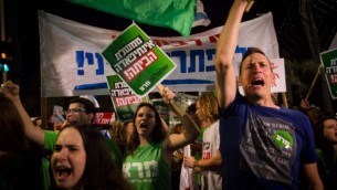 Des milliers d'Israéliens ont participé à une marche organisée par le mouvement «La paix maintenant" de la place Rabin au QG de Tsahal à Tel-Aviv le 24 octobre 2015 (Crédit photo: Miriam Alster / Flash90)
