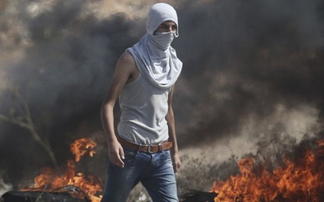 Manifestant palestinien dans la ville de Ramallah en Cisjordanie, le lundi 5 octobre 2015 (Crédit photo: Flash90)