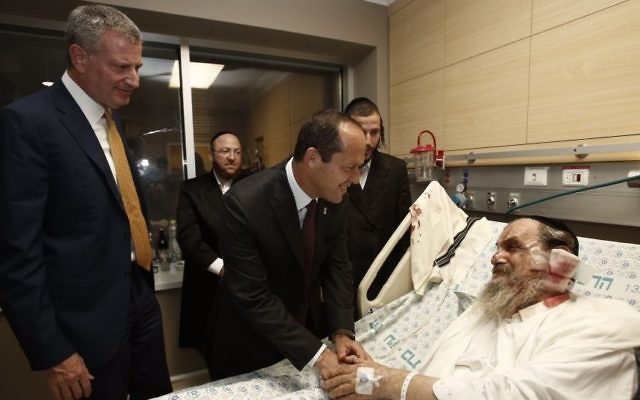 Le maire de New York Bill de Blasio, (à gauche), et le maire de Jérusalem, Nir Barkat, dans un hôpital de Jérusalem le 17 octobre 2015, visitant les victimes d'une attaque terroriste. (Crédit : Yonatan Zindel)