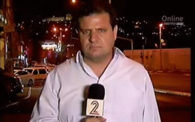 Le chef de file de la liste arabe unie Ayman Odeh chahuté par le maire de Nazareth lors d'une interview avec la Deuxième chaîne (Capture d'écran: Deuxième chaîne)