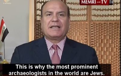 L'historien et archéologue irakien Ali Al-Nashmi qui affirme qu'une mafia juive internationale vise à acquérir des antiquités irakiennes dans une émission du 9 septembre 2015 (Capture d'écran MEMRI)