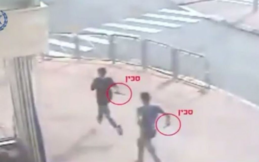 Les deux adolescents palestiniens de Pisgat Zeev courent après un Israélien pour le poignarder avec leurs couteaux (Crédit : autorisation)
