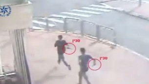 Les deux adolescents palestiniens de Pisgat Zeev courent après un Israélien pour le poignarder avec leurs couteaux (Crédit : autorisation)