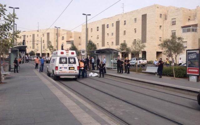 Services d'urgence sur la scène d'une attaque au couteau dans le quartier de Pisgat Zeev, à Jérusalem, le 12 octobre 2015. (Crédit : police israélienne)