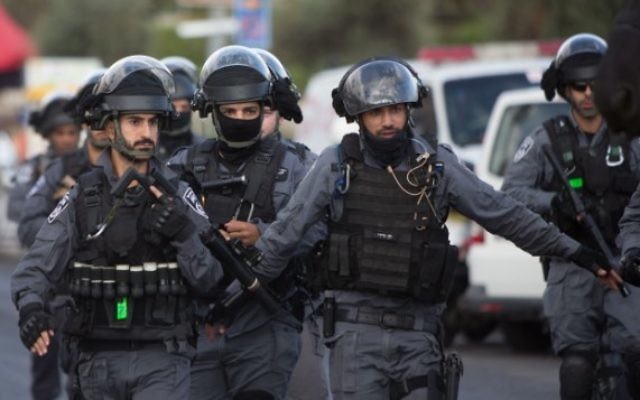 Policiers israéliens sur la scène où une attaque au couteau a eu lieu  Porte de Damas dans la Vieille Ville de Jérusalem le 10 octobre 2015 (Crédit photo: Yonatan Sindel / Flash90)