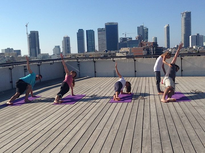 Du Yoga sur un rooftop à SOSA-The Junction (Crédit : Facebook)