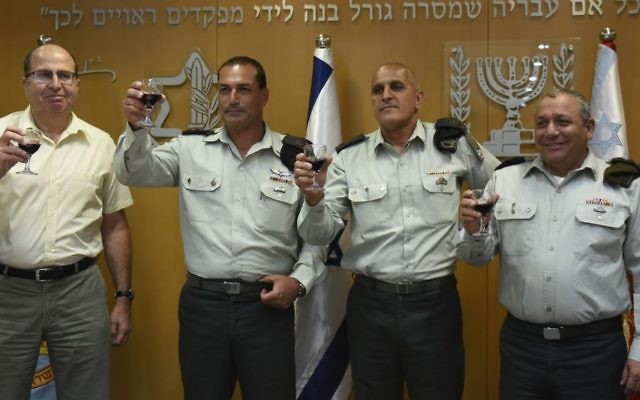 Le ministre de la Défense Moshe Yaalon (à gauche) avec l'officier aux commandes du commandement du sud, le Major Général Eyal Zamir (deuxième à gauche), et avec l'officier sortant du commandement du sud, Major Général, Sami Turgeman, et le chef d'état-major de Tsahal général, Gadi Eisenkot (à droite) (Crédit : IDF)