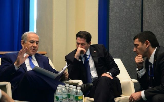 Benjamin Netanyahu, Ron Dermer et le conseiller principal Jonathan Schechter (Crédit : autorisation du bureau du Premier ministre)