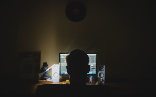 Un homme devant son ordinateur. Illustration. (Crédit : Pixabay)