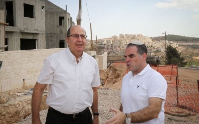Le ministre de la Défense Moshe Yaalon (à gauche), avec le maire d'Efrat Oded Ravivi (à droite) dans l'implantation du Gush Etzion le 30 septembre 2015 (Crédit photo: Gershon Elinson / Flash90)