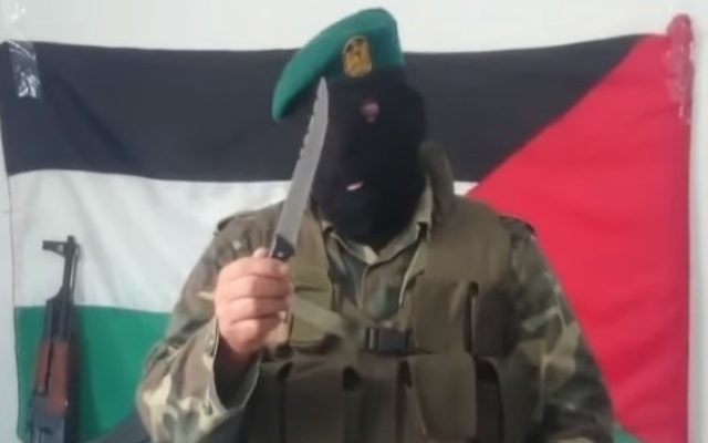 Un homme masqué explique aux Palestiniens comment aiguiser les couteaux (Crédit : MEMRI / clip YouTube)