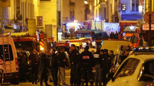 Les forces de police, les pompiers et les secouristes sécurisent la zone à proximité de la salle de concert du Bataclan à Paris, le 14 novembre 2015. (Crédit : AFP PHOTO / FRANCOIS GUILLOT)