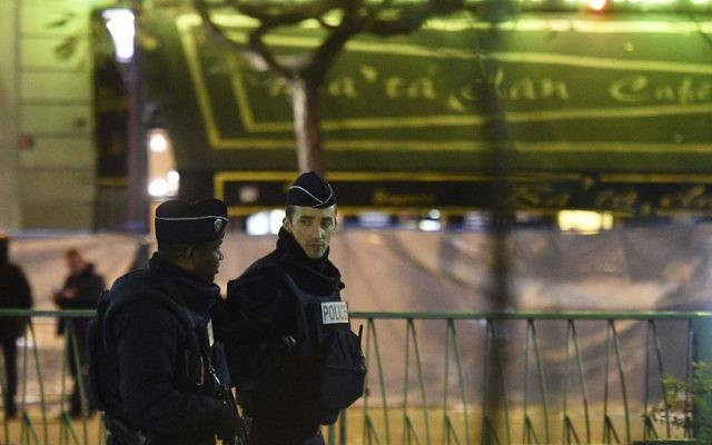Des policiers patrouillant près de la scène de crime à proximité de la salle de concert au Bataclan le 14 novembre 2015  à Paris, un jour après une série d'attaques coordonnées dans et autour de Paris. les djihadistes de l'Etat Islamique ont revendiqué les attaques de Paris qui ont tué au moins 129 personnes (Crédit :  AFP PHOTO / FRANCK FIFE)
