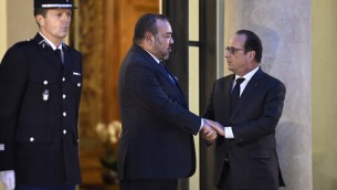 Le président français François Hollande (d) serre la main du roi Mohammed VI du Maroc à l'Elysée à Paris le 20 novembre 2015. (Crédit : AFP PHOTO / LIONEL BONAVENTURE)