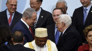 Le Premier ministre israélien Benjamin Netanyahu avec le président de l'Autorité palestinienne Mahmoud Abbas lors de la photo de famille de la COP21, la conférence des Nations unies sur le changement climatique, au Bourget , le 30 novembre 2015.(Crédit : Martin Bureau/Pool/AFP)