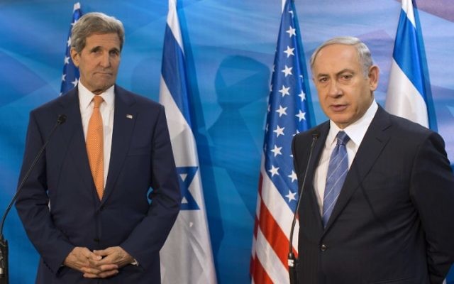 Le Premier ministre Benjamin Netanyahu, à droite, et le secrétaire d'Etat américain John Kerry lors d'une réunion au bureau du Premier ministre à Jérusalem, le 24 novembre 2015. (Crédit : Atef Safadi/Pool/AFP)