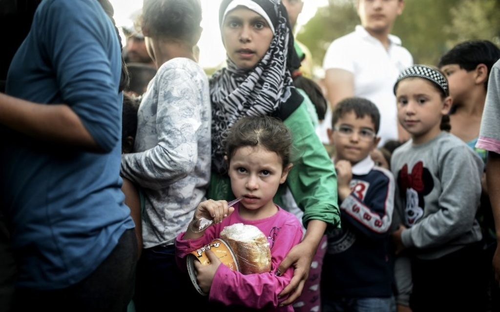Des réfugiés syriens faisant la queue pour obtenir de la nourriture à Edirne près de la frontière entre la Turquie et la Grèce, le 17 septembre 2015. Illustration. (Crédit : Bulent Kilic/AFP)