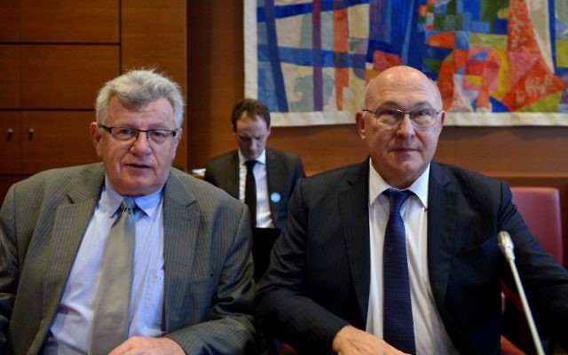 Le ministre français des Finances Michel Sapin (D) et le ministre du Budget Christian Eckert (G) assistent à leur audition par la Commission des finances de l'Assemblée nationale à propos de l'amendement de la France du projet de budget 2015 le 13 novembre 2015 à Paris. (Crédit : AFP PHOTO / ERIC PIERMONT)