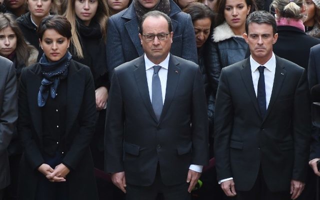 (Depuis la g) La ministre de l'éducation Najat Vallaud-Belkacem, le président Francois Hollande et le Premier ministre Manuel Valls observent une minute de silence le 16 novembre 2015 à l'université de la Sorbonne (Crédit : AFP PHOTO / POOL / STEPHANE DE SAKUTIN)