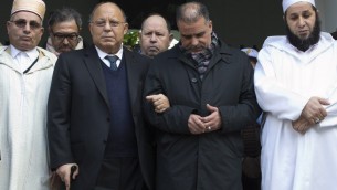 (Depuis la gauche) le Mufti de la Mosquée de Paris Djelloul Bouzidi, le recteur Dalil Boubakeur, le directeur administratif Mohamed Louanoughi, et le premier Imam Whales Belarbi observent une minute de silence à la Grande Mosquée, pour les victimes des attaques de Paris, le 16 novembre 2015, (Crédit : AFP PHOTO / JOEL SAGET)