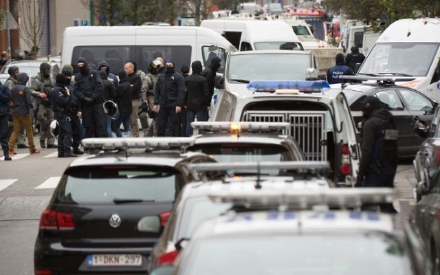 Les forces de sécurité du personnel pendant une opération dans le quartier de Molenbeek à Bruxelles le 16 novembre 2015. La police belge a lancé une nouvelle opération majeure dans le quartier de Molenbeek à Bruxelles, où plusieurs suspects dans les attentats de Paris avaient déjà vécu, le 16 novembre (Crédit ; AFP PHOTO / BELGA PHOTO immédiate / BENOIT DOPPAGNE)