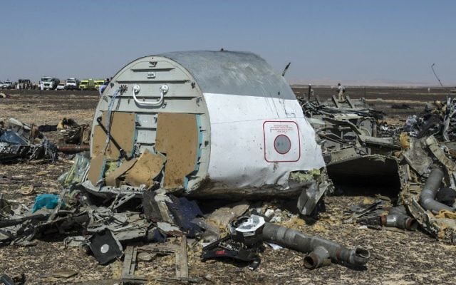 Les débris de l'avion de ligne russe A321 une journée après que l'avion s'est écrasé à Wadi al-Zolomat, une zone montagneuse dans la péninsule du Sinaï, en Egypte, le 1er novembre 2015 (Crédit : AFP/Khaled Desouki)
