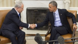 Le président américain Barack Obama, à droite, et le Premier ministre israélien Benjamin Netanyahu se serrent la main lors d'une réunion dans le bureau ovale de la Maison Blanche à Washington, le 9 novembre 2015 (Crédit : AFP / Saul Loeb)