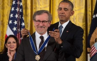 Le président américain Barack Obama remet la Médaille présidentielle de la liberté au réalisateur Steven Spielberg à la Maison Blanche, Washington, DC, le 24 novembre 2015. (Crédit : AFP / NICHOLAS KAMM)