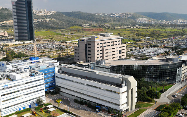 Matam situé à l'entrée sud de Haïfa, en Israël, est le plus grand et le plus ancien parc HiTech en Israël. Les bâtiments de Matam à l'avant de l'image sont ceux d'Intel et Elbit Systems (Crédit : Zvi Roger/Municipalité de HaÏfa/Creative Commons SA-3.0)