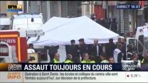 Capture d’écran de la chaîne BFMTV, montrant l'assaut donné par les forces de sécurité françaises, le 18 novembre 2015 (Crédit : capture d'écran bfmtv)