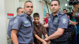 Ahmed Manasra, Palestinien de 13 ans qui a poignardé deux Israéliens, pendant une audience au tribunal de Jérusalem, le 25 octobre 2015. (Crédit : Yonatan Sindel / Flash90)