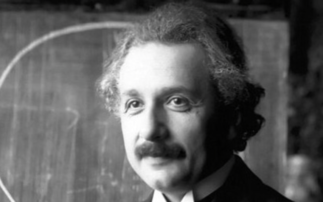 Albert Einstein lors d'une conférence à Vienne en 1921  (Crédit : Ferdinand Schmutzer/CC-BY/Wikimedia Commons)