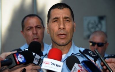 Nouvellement nommé sous-commissaire de la police d'Israël Zohar Dvir parle lors d'une conférence de presse le 6 juillet 2014. (Crédit : Gil Eliyahu / Flash90)