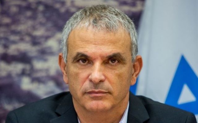 Le ministre des Finances Moshe Kahlon propose le budget de l'Etat 2015 au ministère des Finances à Jérusalem, le 2 août 2015 (Crédit : Yonatan Sindel / Flash90)