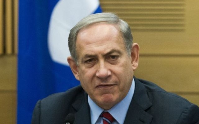 Le Premier ministre Benjamin Netanyahu lors d'une réunion du groupe Likud à la Knesset, le lundi 19 octobre 2015 (Crédit : Miriam Alster / Flash90)