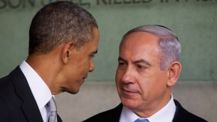 Le président américain Barack Obama (à gauche) et le Premier ministre Benjamin Netanyahu au musée Yad Vashem, le 22 mars 2013, à Jérusalem. (Crédit : Uriel Sinai/Getty Images/JTA)