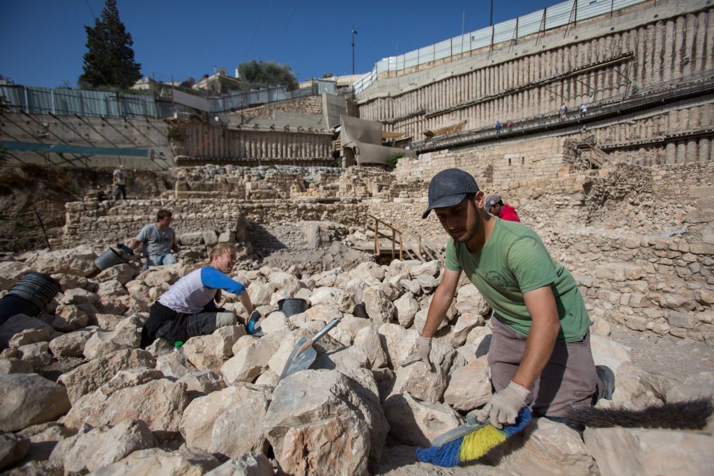 Des archéologues travaillant à proximité des vestiges de la citadelle et de la tour d'Acra dans la Cité de David à Jérusalem (Crédit photo: Yonatan Sindel / Flash90)