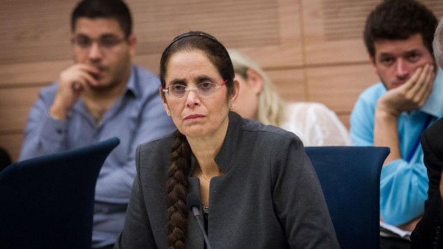 Anat Berko, députée du Likud, pendant une session de la commission des Affaires étrangères et de la Défense à la Knesset, le 19 novembre 2015. (Crédit : Miriam Alster/Flash90)