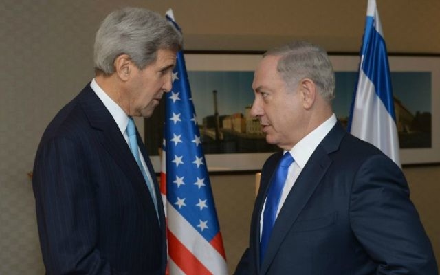 Le Premier ministre Benjamin Netanyahu (à droite) avec le secrétaire d'Etat américain John Kerry, à Berlin, le 22 octobre 2015. (Crédit : Amos Ben Gershom/GPO)